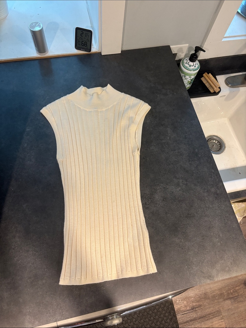 Banana Republic Cream Ribbed Mock Neck top 100% extra fine Merino wool
